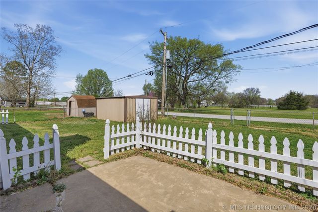 1204 SW 12th Place, Wagoner, OK 74467