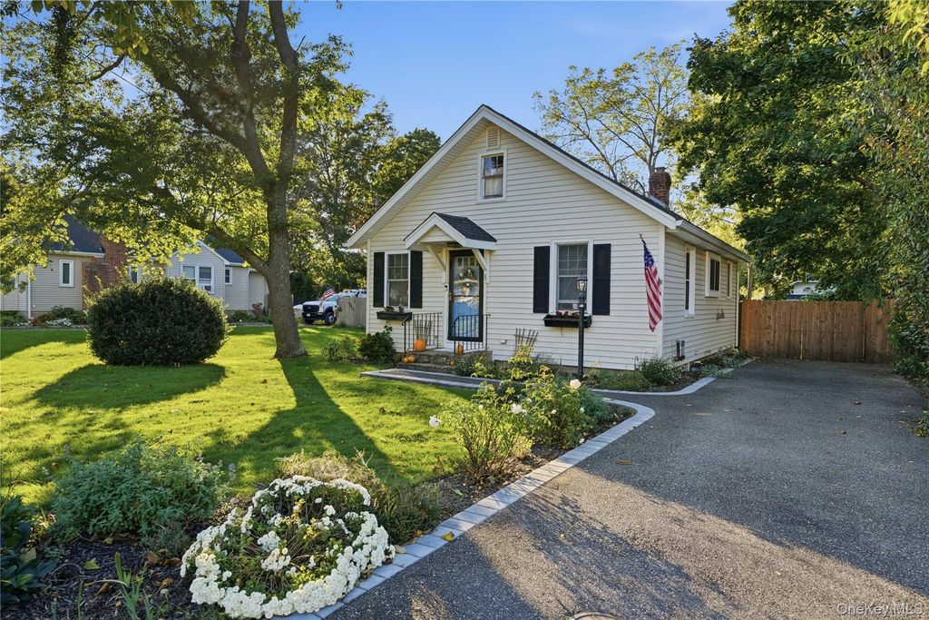 8 South Avenue, Smithtown, NY 11787 — photo 2