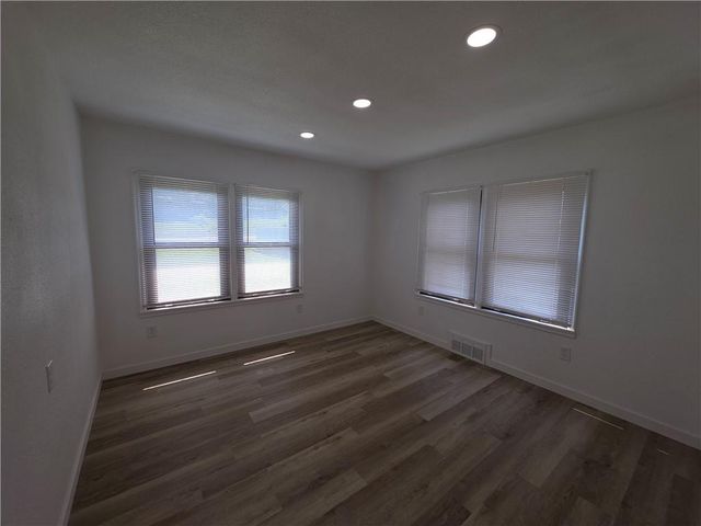 1704 S State Route 291 Highway, Independence, MO 64057