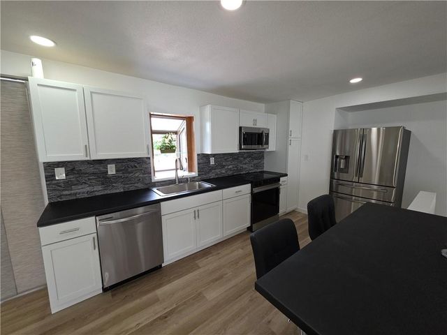 1704 S State Route 291 Highway, Independence, MO 64057