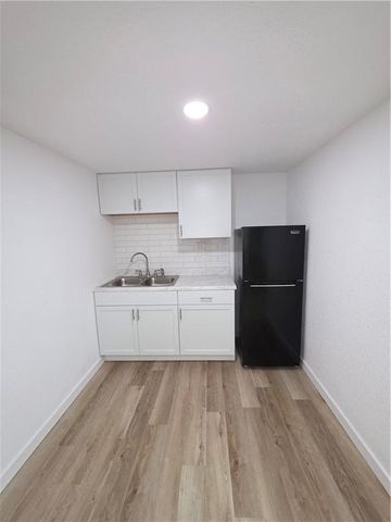 1704 S State Route 291 Highway, Independence, MO 64057