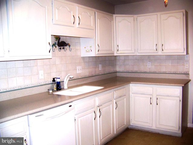 3044 VILLAGE CIR W, York, PA 17404