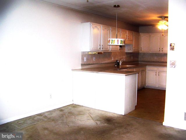 3044 VILLAGE CIR W, York, PA 17404