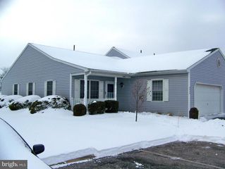 3044 VILLAGE CIR W, York, PA 17404