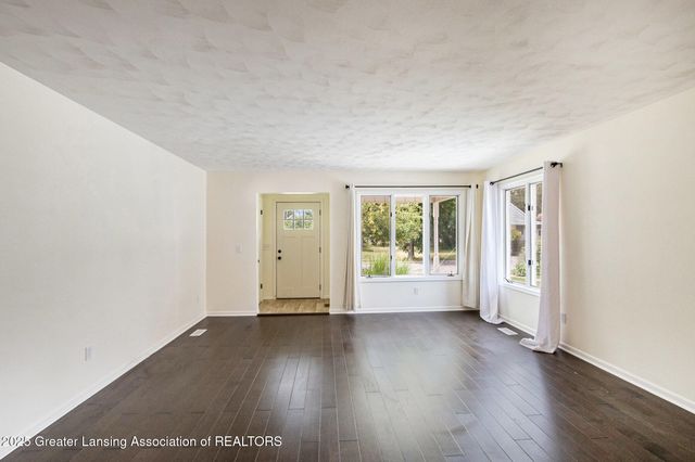 2421 Stirling Avenue, Lansing, MI 48910