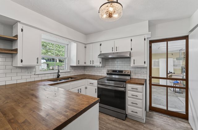 613 N Marguerite Pkwy, Derby, KS 67037