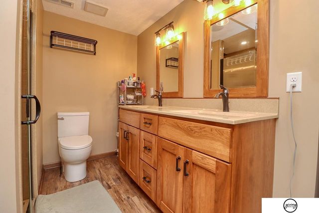 5600 Fairacre Court, Lincoln, NE 68506