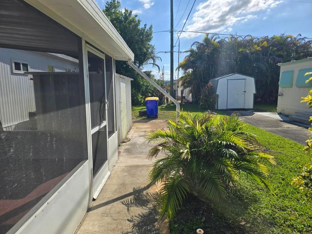 8122 SE Skylark Avenue, Hobe Sound, FL 33455