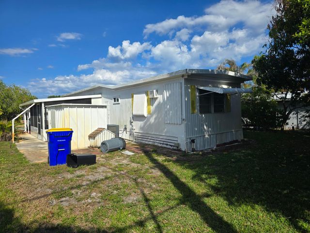 8122 SE Skylark Avenue, Hobe Sound, FL 33455