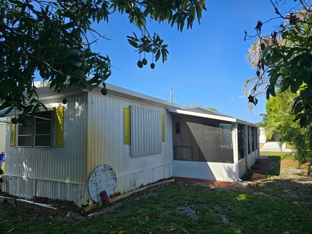 8122 SE Skylark Avenue, Hobe Sound, FL 33455