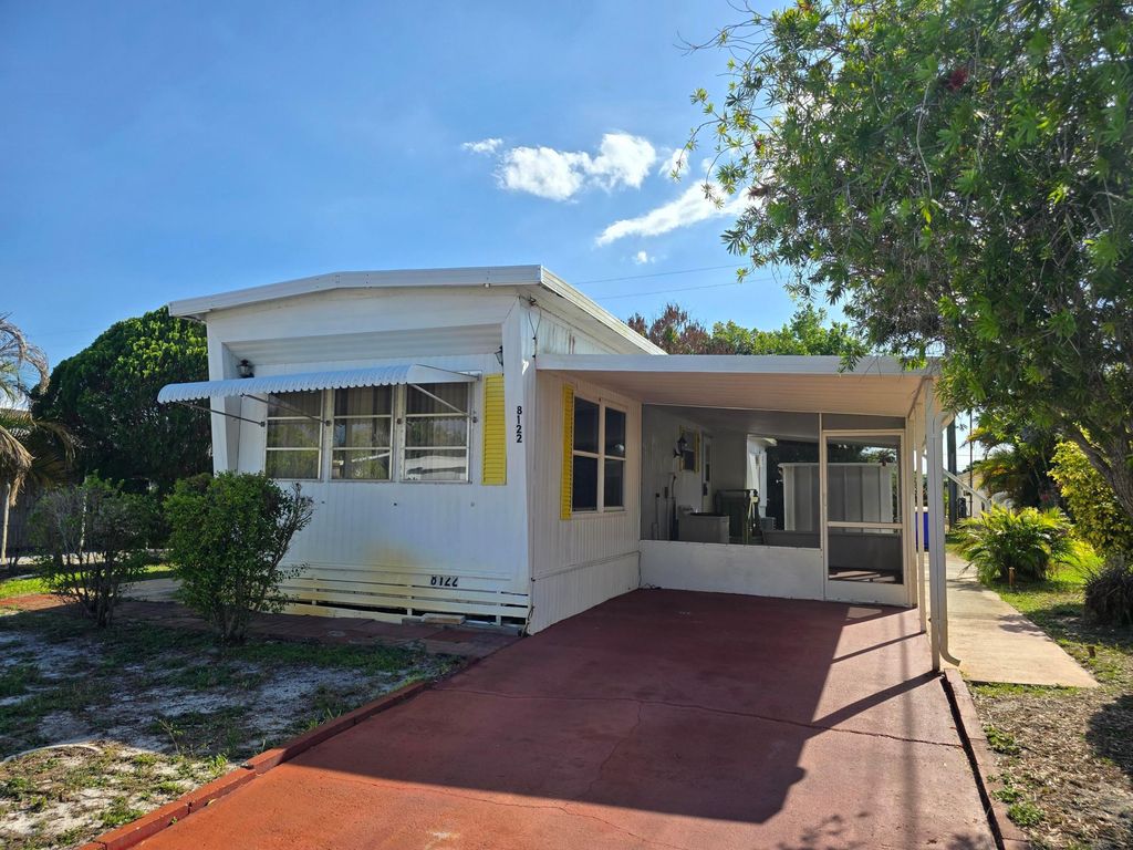 8122 SE Skylark Avenue, Hobe Sound, FL 33455