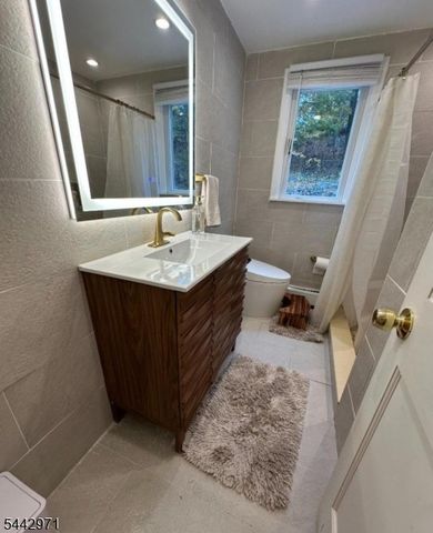 89 Knolls Rd, Bloomingdale Boro, NJ 07403