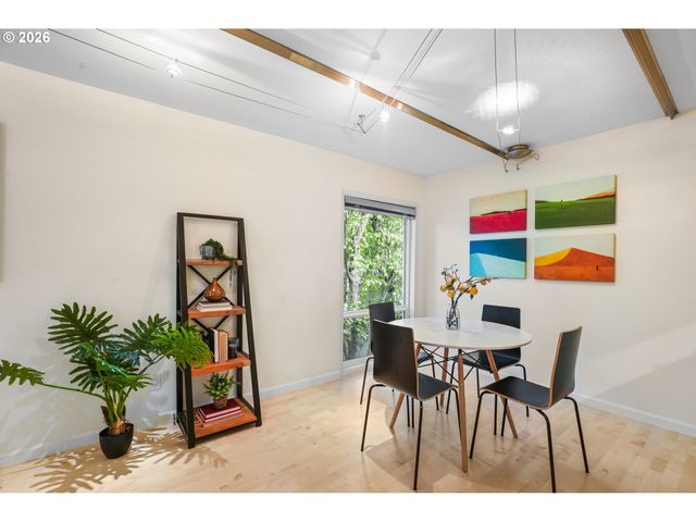 1947 Nw HOYT St, Portland, OR 97209