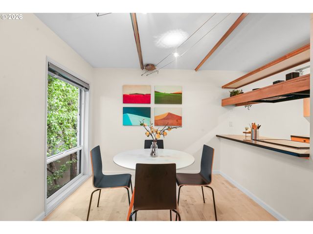 1947 Nw HOYT St, Portland, OR 97209
