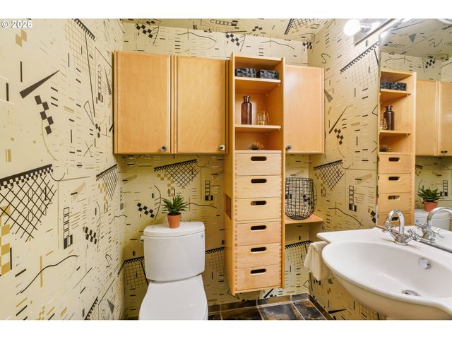 1947 Nw HOYT St, Portland, OR 97209