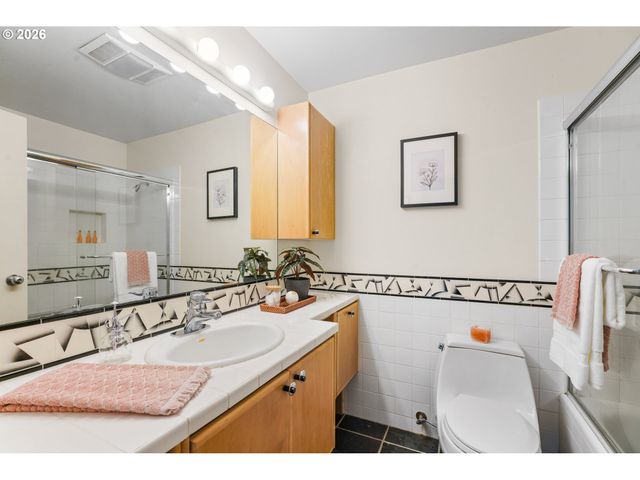 1947 Nw HOYT St, Portland, OR 97209