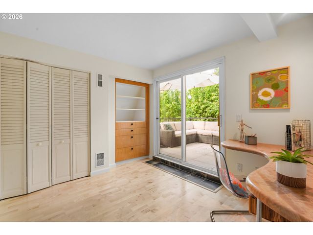 1947 Nw HOYT St, Portland, OR 97209