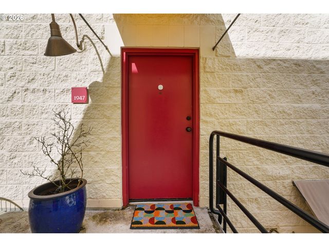 1947 Nw HOYT St, Portland, OR 97209