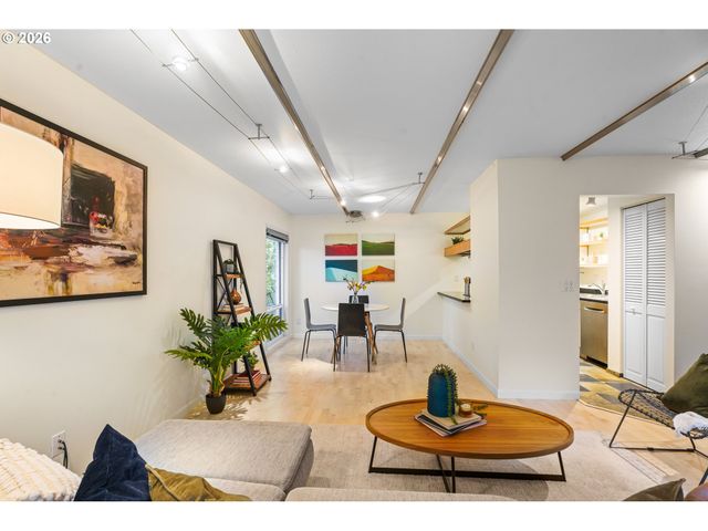1947 Nw HOYT St, Portland, OR 97209
