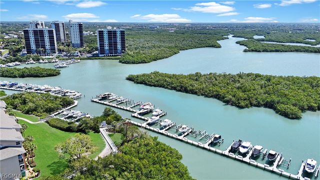 300 Horse Creek DR 307, Naples, FL 34110