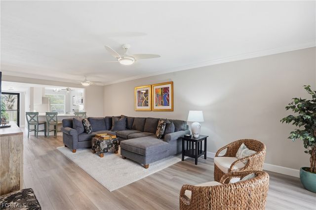 300 Horse Creek DR 307, Naples, FL 34110