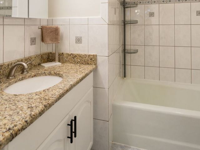 9332 Landings Lane 203D, Des Plaines, IL 60016