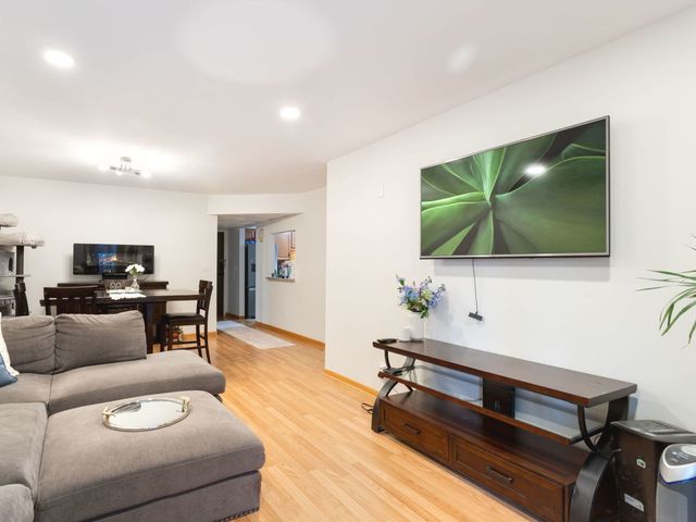 9332 Landings Lane 203D, Des Plaines, IL 60016