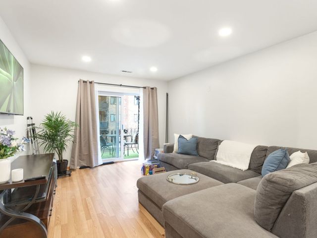 9332 Landings Lane 203D, Des Plaines, IL 60016