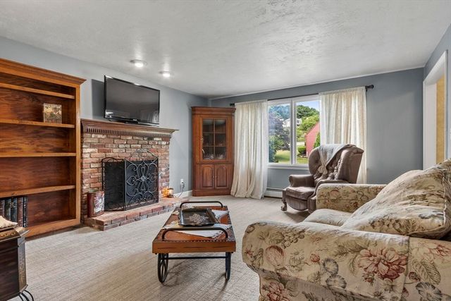17 Sycamore Drive, Rutland, MA 01543