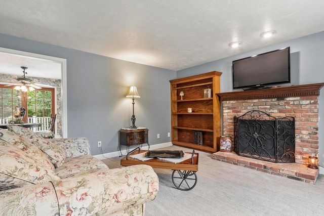 17 Sycamore Drive, Rutland, MA 01543