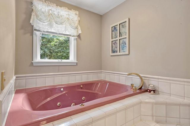 17 Sycamore Drive, Rutland, MA 01543