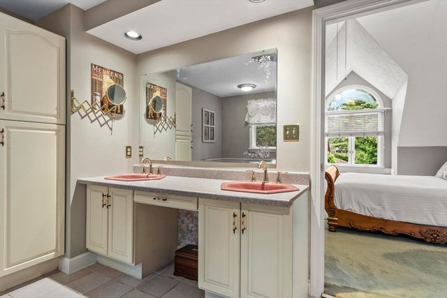 17 Sycamore Drive, Rutland, MA 01543