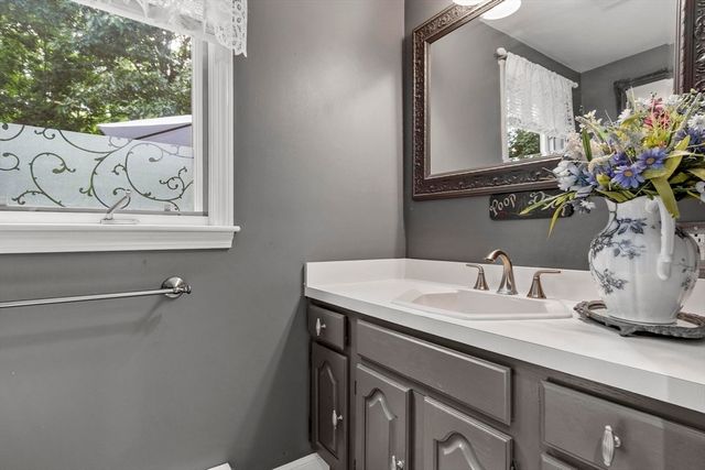 17 Sycamore Drive, Rutland, MA 01543