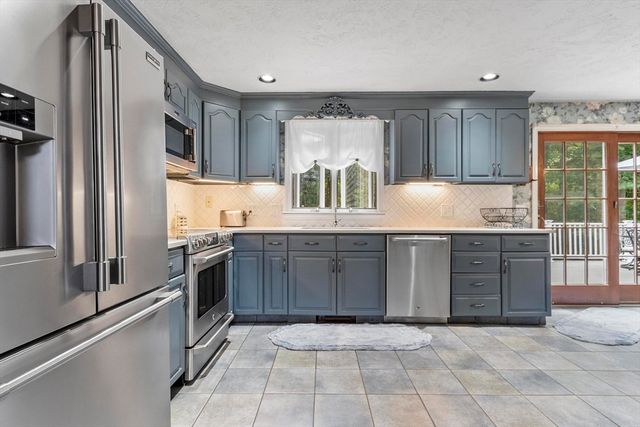 17 Sycamore Drive, Rutland, MA 01543