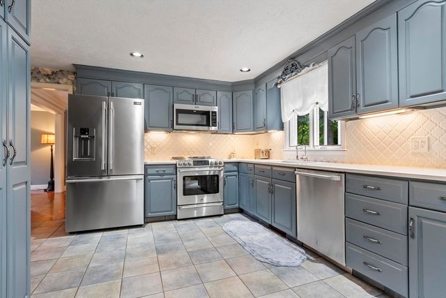 17 Sycamore Drive, Rutland, MA 01543