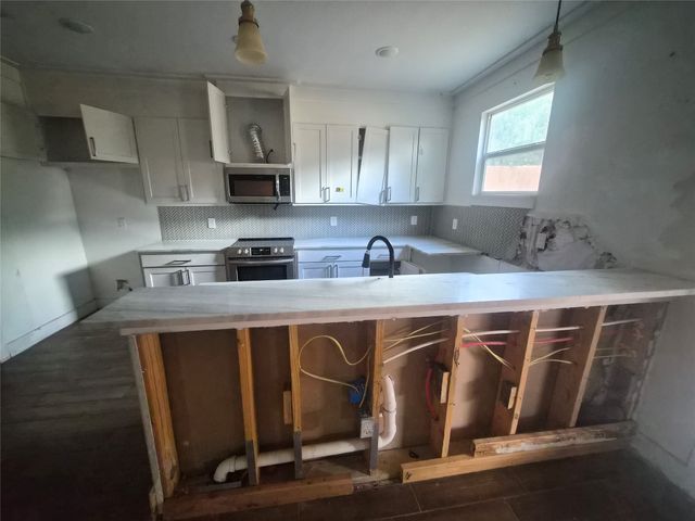 5817 Stonegate Circle, Granbury, TX 76048