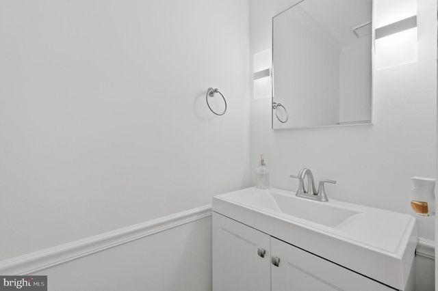 8619 OAK CHASE CIR, Fairfax Station, VA 22039