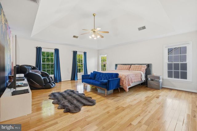 8619 OAK CHASE CIR, Fairfax Station, VA 22039