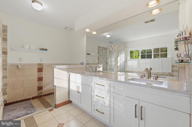 8619 OAK CHASE CIR, Fairfax Station, VA 22039
