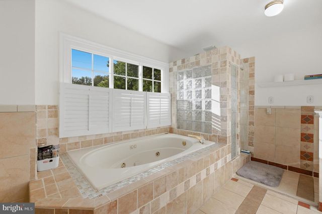 8619 OAK CHASE CIR, Fairfax Station, VA 22039