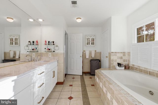 8619 OAK CHASE CIR, Fairfax Station, VA 22039
