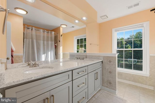 8619 OAK CHASE CIR, Fairfax Station, VA 22039