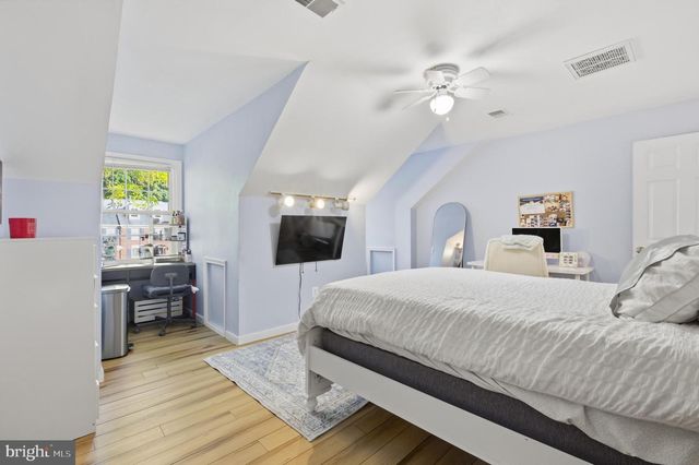 8619 OAK CHASE CIR, Fairfax Station, VA 22039