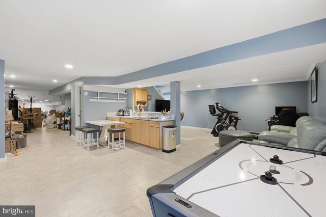 8619 OAK CHASE CIR, Fairfax Station, VA 22039