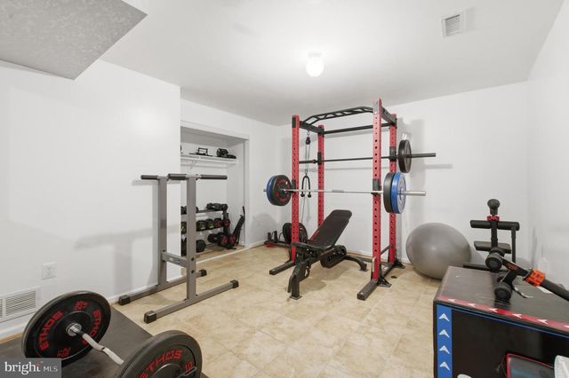 8619 OAK CHASE CIR, Fairfax Station, VA 22039