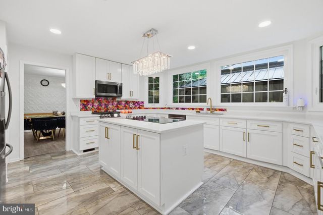 8619 OAK CHASE CIR, Fairfax Station, VA 22039