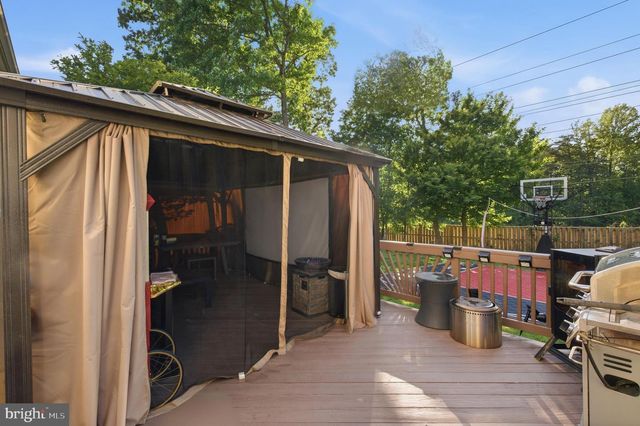 8619 OAK CHASE CIR, Fairfax Station, VA 22039