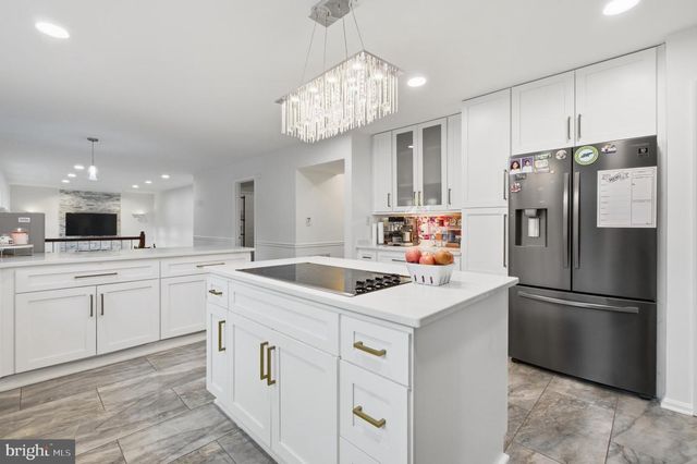 8619 OAK CHASE CIR, Fairfax Station, VA 22039