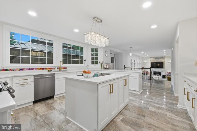 8619 OAK CHASE CIR, Fairfax Station, VA 22039