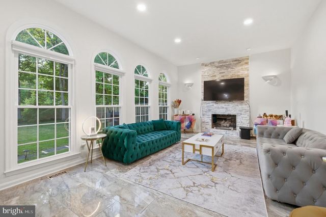 8619 OAK CHASE CIR, Fairfax Station, VA 22039